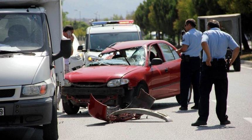 Ehliyetsiz S&uuml;r&uuml;c&uuml; Kaza Yaptı: 3 Yaralı