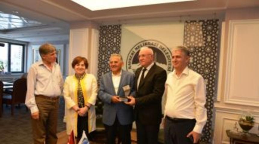 Birleşik Kafkasya Derneği Y&ouml;netim Kurulundan Teşekk&uuml;r Plaketi