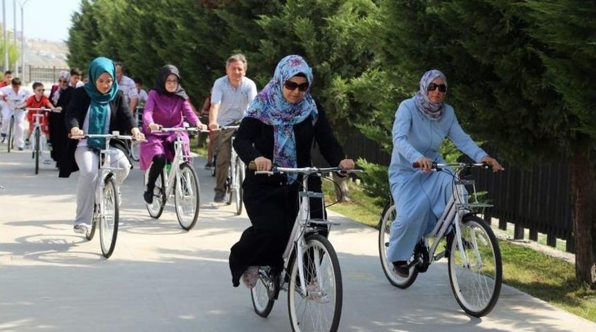 Başakşehir Spor Parkı&rsquo;na Vatandaşlar İ&ccedil;in 50 Bisiklet Yerleştirildi