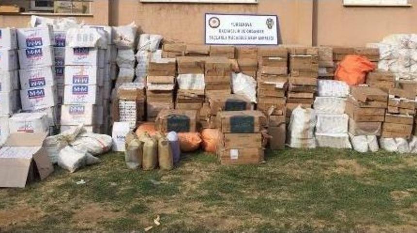 Hakkari'de Ka&ccedil;ak Sigara Ve Cep Telefonu Ele Ge&ccedil;irildi