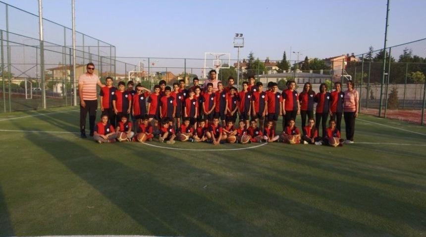 Y&uuml;zme Ve Futboldan Sonra Basketbol Kursu Da A&ccedil;ıldı