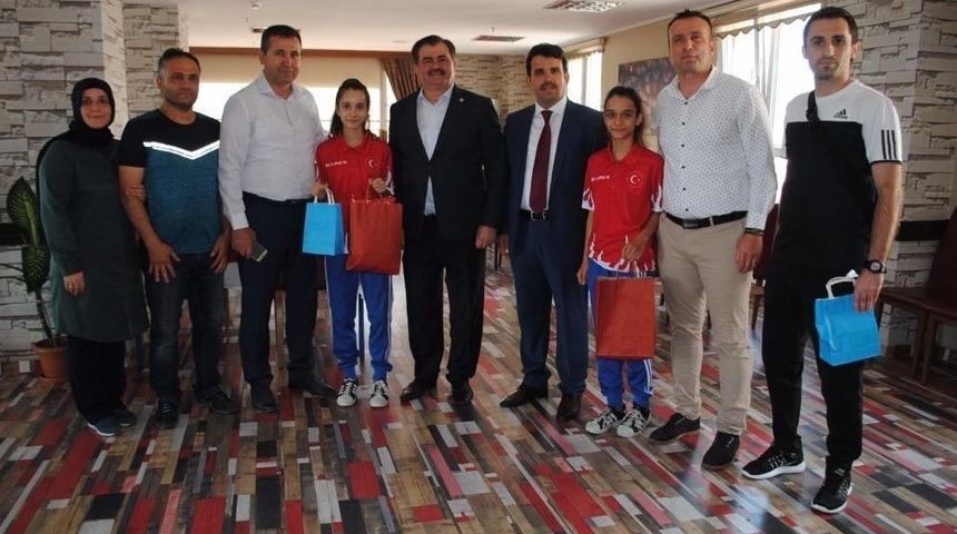 &Ccedil;aturoğlu Ve &Ccedil;akır Başarıyı &Ouml;d&uuml;llendirdi