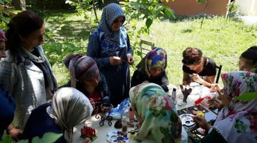 Sahilden Topladıkları Taşları Sanata D&ouml;n&uuml;şt&uuml;r&uuml;yorlar