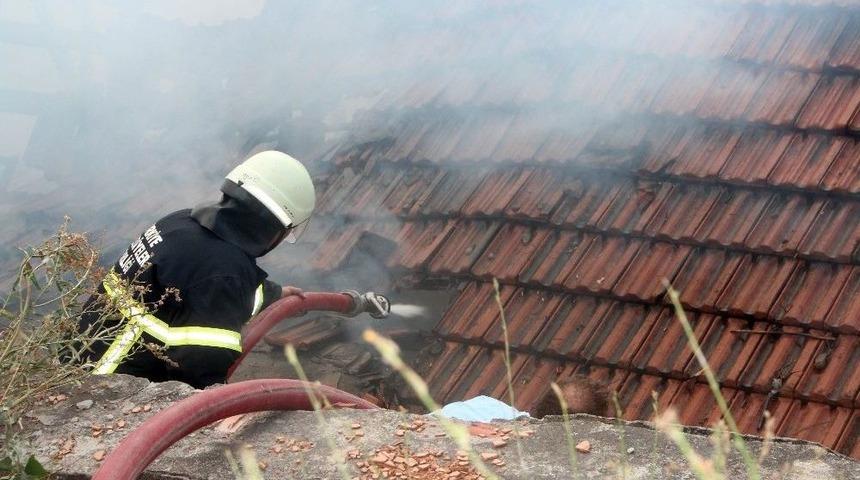 Metruk Evde &Ccedil;ıkan Yangın Paniğe Sebep Oldu