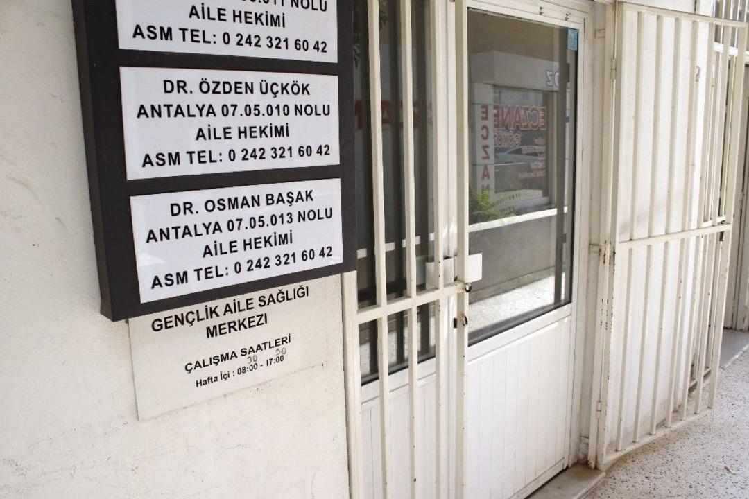 İla&ccedil; Yazmayan Doktorun Odasının Kapısını Kırıp Tehdit Ettiler