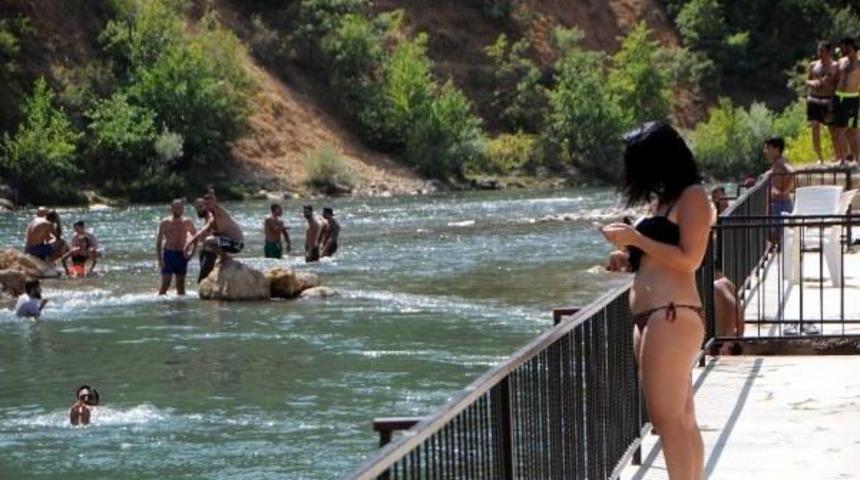 Tunceliler 41 Derece Sıcaklıkta Munzur'a Akın Etti