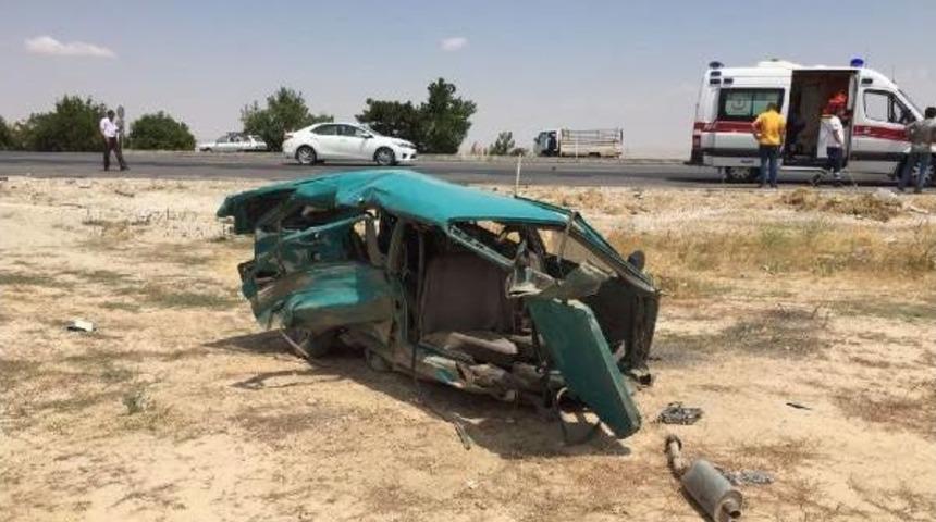 Hafif Ticari Ara&ccedil;la &Ccedil;arpışan Otomobil Ikiye B&ouml;l&uuml;nd&uuml;: 5 Yaralı