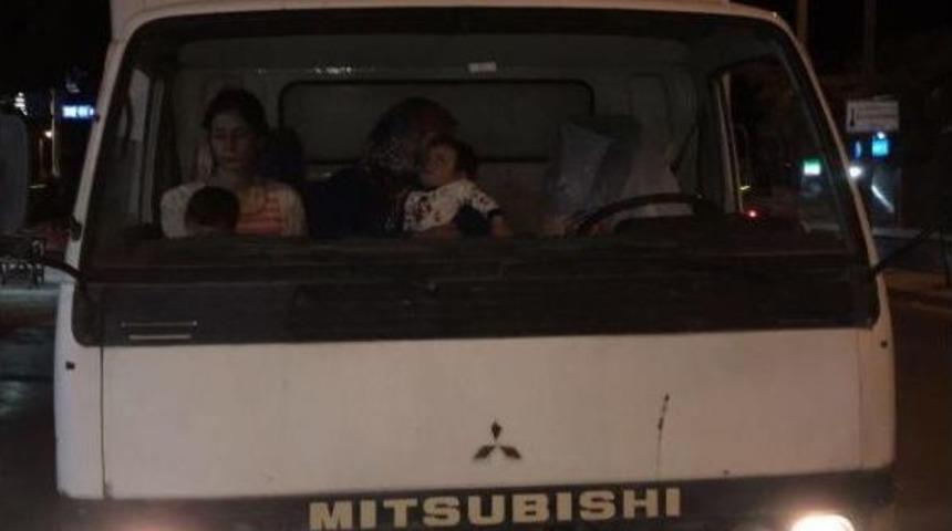 İzmir'de 49 Ka&ccedil;ak Yakalandı, 3 Organizat&ouml;r Tutuklandı