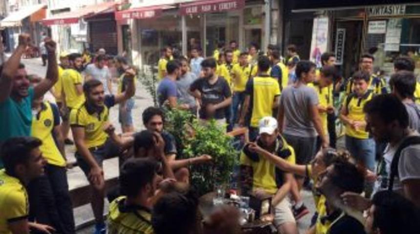 Fenerbah&ccedil;e Taraftarları Sturm Graz Ma&ccedil;ı &Ouml;ncesi Kadık&ouml;y&rsquo;&uuml; Doldurmaya Başladı