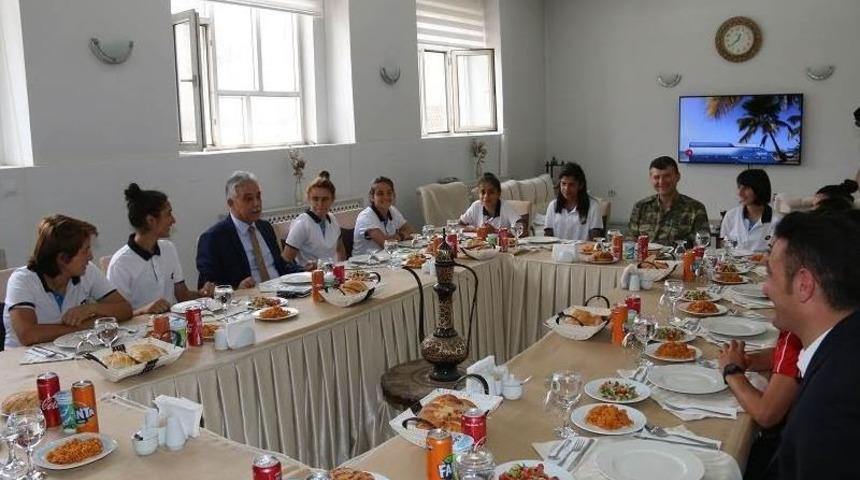 Vali Toprak, Kadın Futbolcularla Bir Araya Geldi