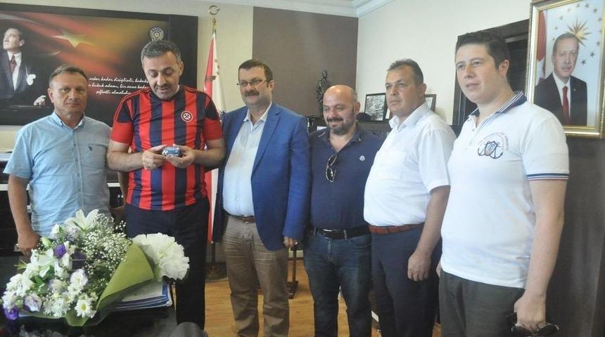 Emniyet M&uuml;d&uuml;r&uuml; Misafirlerini Formayla Karşıladı