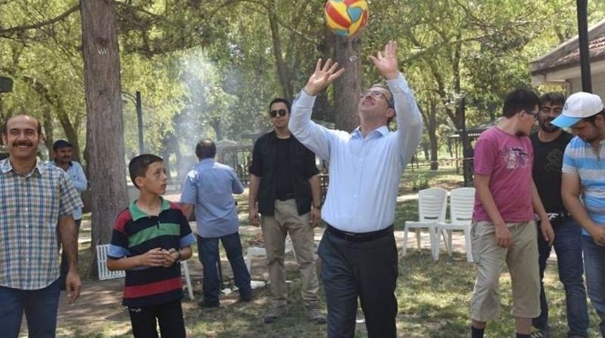 Vali Toraman, &Ouml;zel &Ccedil;ocuklarla Piknikte Top Oynadı