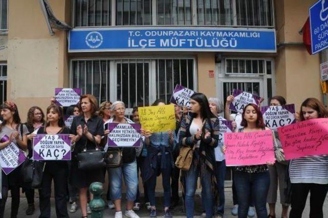 Kadınların Müftülük Önünde 'nikah Kıyma' Protestosu 