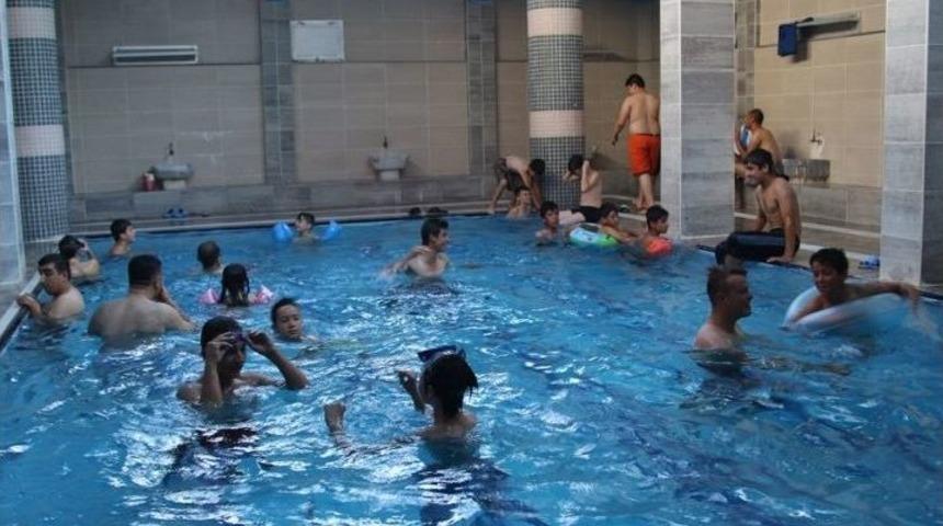 Cami İmam Hatibinden &Ouml;rnek Davranış