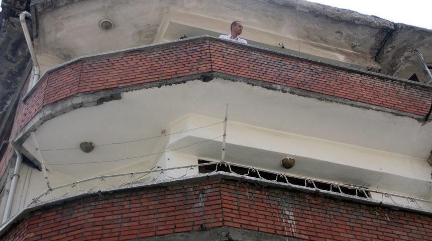 Evinden &Ccedil;ıkmayan Engelli Vatandaş Yıkımı Erteletti