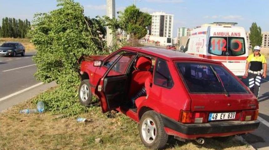 Otomobil Aydınlatma Direğine &Ccedil;arptı: 4 Yaralı