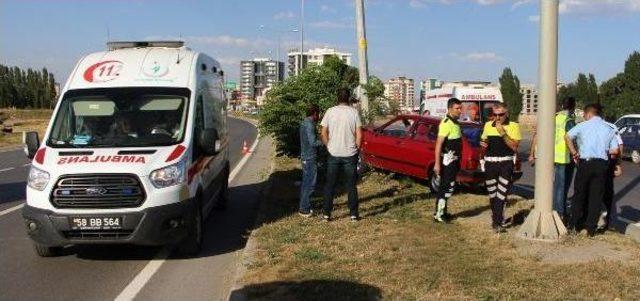 Otomobil Aydınlatma Direğine Çarptı: 4 Yaralı