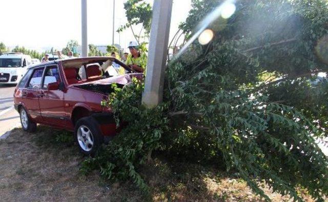 Otomobil Aydınlatma Direğine Çarptı: 4 Yaralı