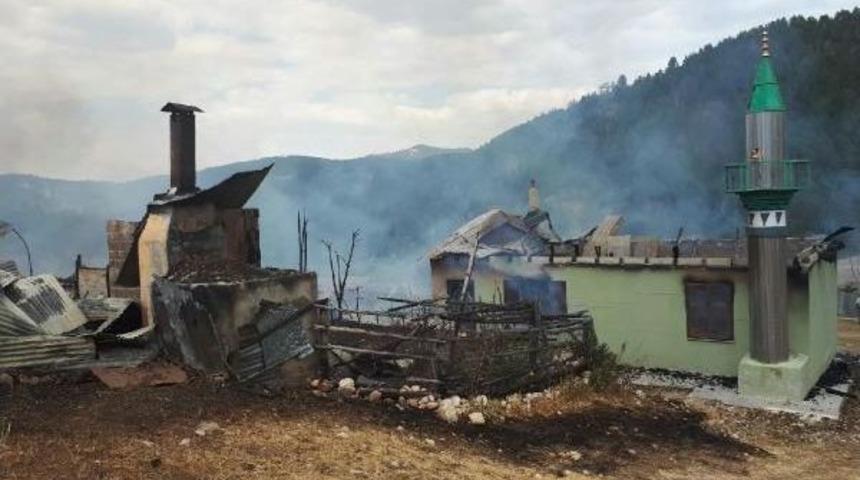 Erzincan&rsquo;Da &Ccedil;ıkan Yangında, 15 Ev Ve 1 Mescit Kullanılmaz Hale Geldi