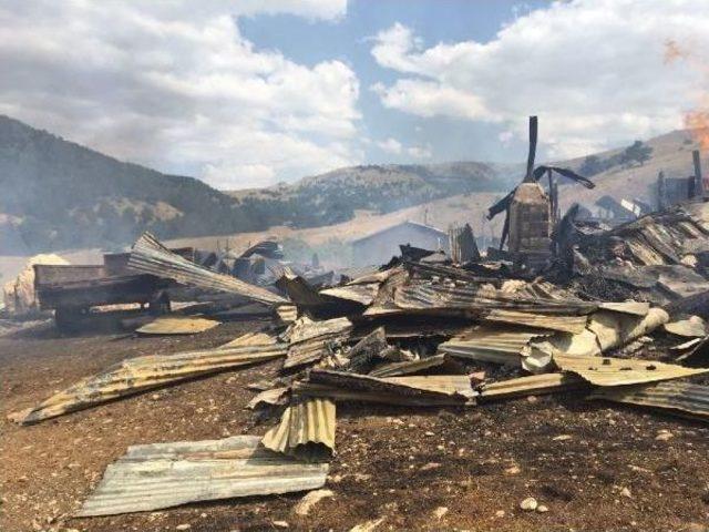 Erzincan’Da Çıkan Yangında, 15 Ev Ve 1 Mescit Kullanılmaz Hale Geldi