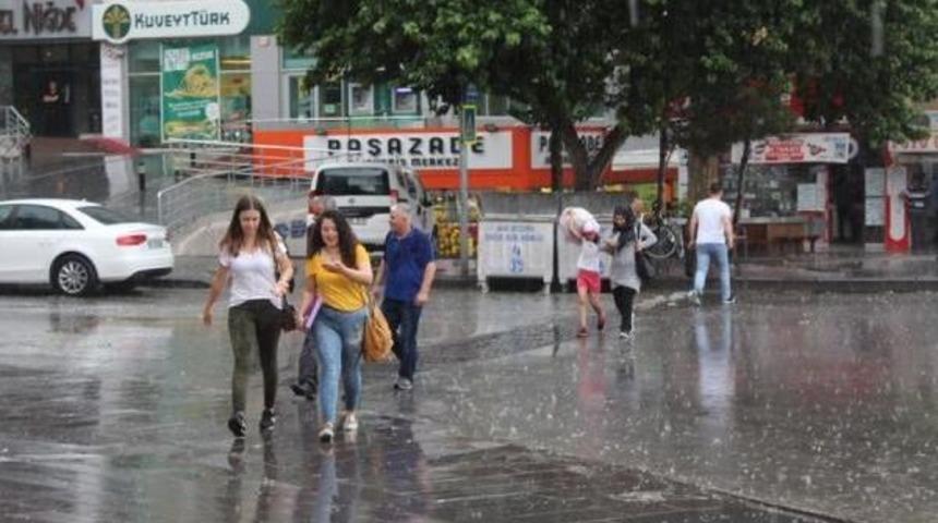 Niğde&rsquo;De Yağmur Vatandaşları Hazırlıksız Yakaladı
