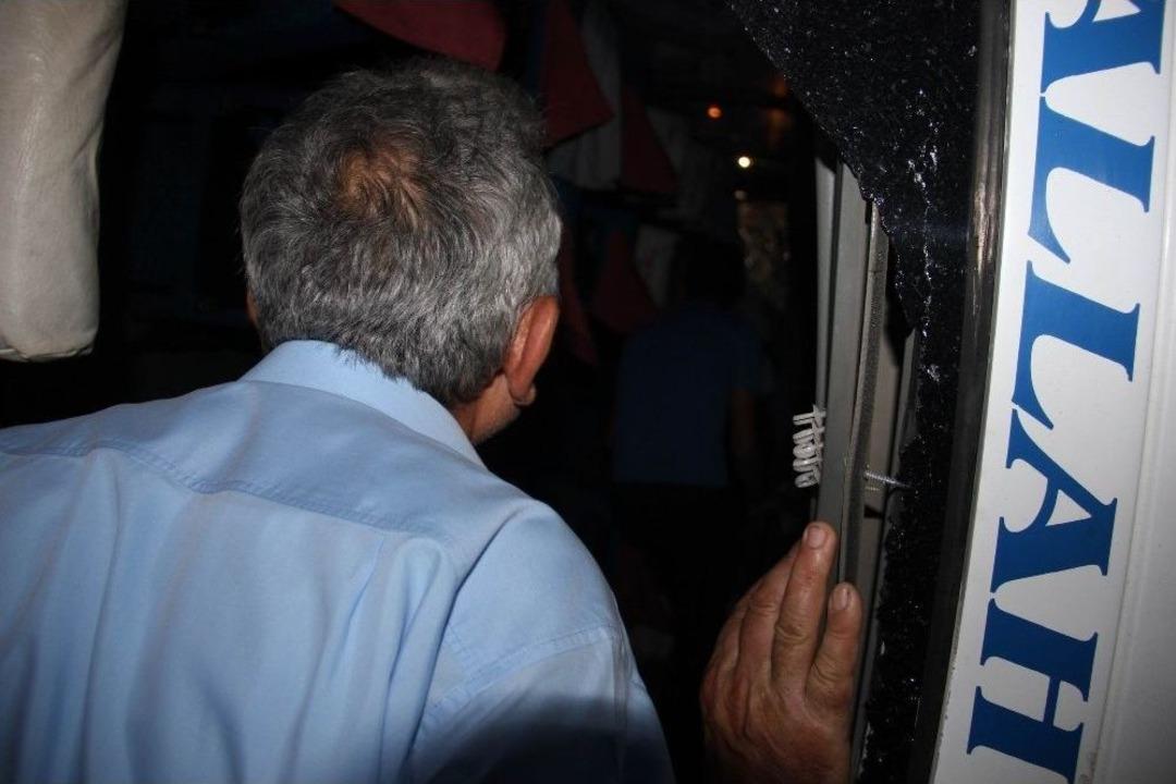 Tırın &Ccedil;arptığı Yolcu Midib&uuml;s&uuml; Şarampole Devrildi: 30 Yaralı