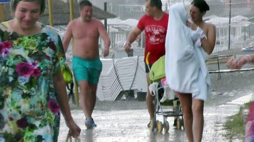 Antalya&rsquo;da Tatilciler Yağmura Hazırlıksız Yakalandı