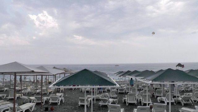 Antalya’da Tatilciler Yağmura Hazırlıksız Yakalandı