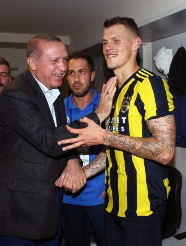 Cumhurbaşkanı Erdoğan, Fenerbahçe Soyunma Odasını Ziyaret Etti