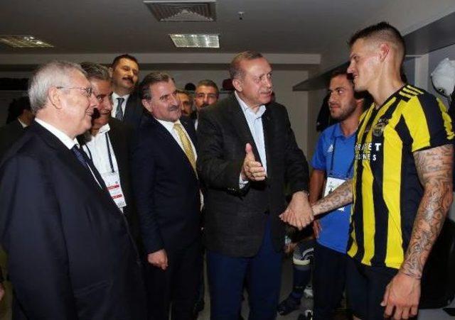 Cumhurbaşkanı Erdoğan, Fenerbahçe Soyunma Odasını Ziyaret Etti