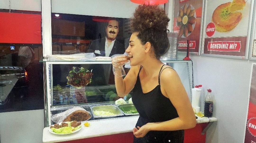 Dilan &Ccedil;ıtak, Babası İbrahim Tatlıses&rsquo;in Tezgahının Başına Ge&ccedil;ti