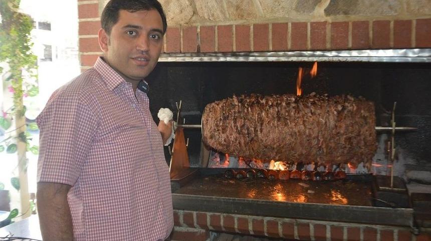Avusturya&rsquo;dan Kesin D&ouml;n&uuml;ş Yaptı Uşaklıları Cağ Kebap İle Tanıştırdı