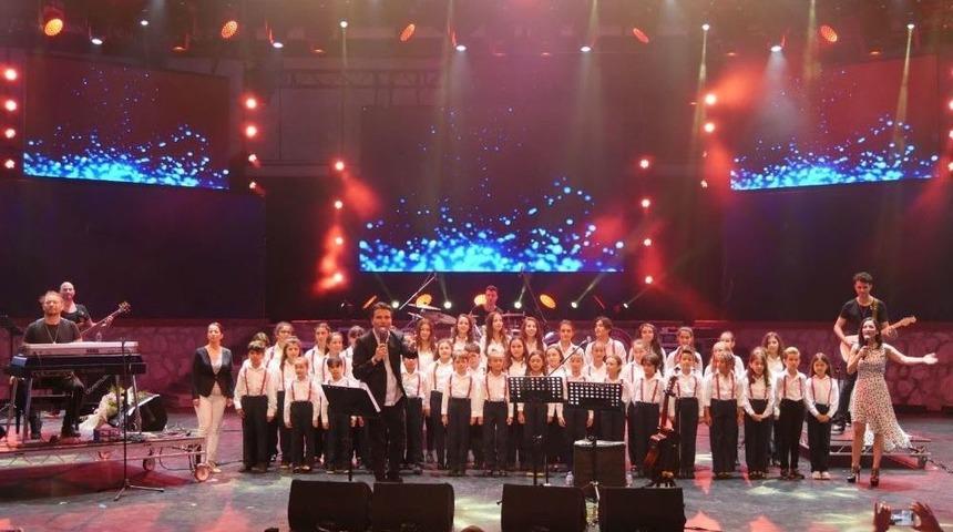 Kayahan, B&uuml;y&uuml;k&ccedil;ekmece Festivali&rsquo;nde Şarkılarıyla Anıldı