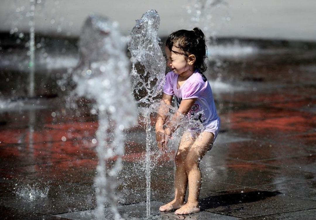 (&ouml;zel Haber) Bunaltan Sıcakta Fıskiyenin Altına Girerek Serinlediler