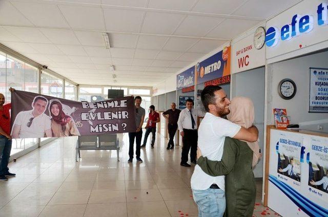 (özel Haber) Biletinde Sorun Olunca Otobüsten İndi Evlilik Teklifi Aldı