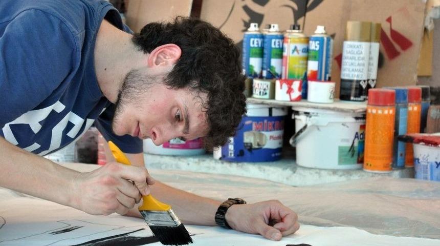 Trib&uuml;nlerde Başladı, Artık Evlenecekler İ&ccedil;in Pankart Hazırlıyor