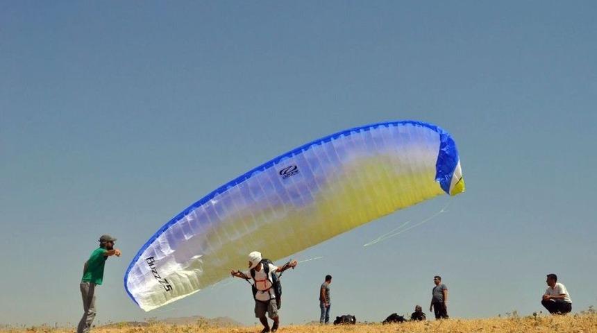 Meslektaşları Şehit &Ouml;ğretmen Şenay Ayb&uuml;ke Anısına Yama&ccedil; Paraş&uuml;t&uuml; Yaptı