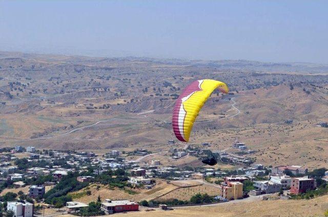 Meslektaşları Şehit Öğretmen Şenay Aybüke Anısına Yamaç Paraşütü Yaptı