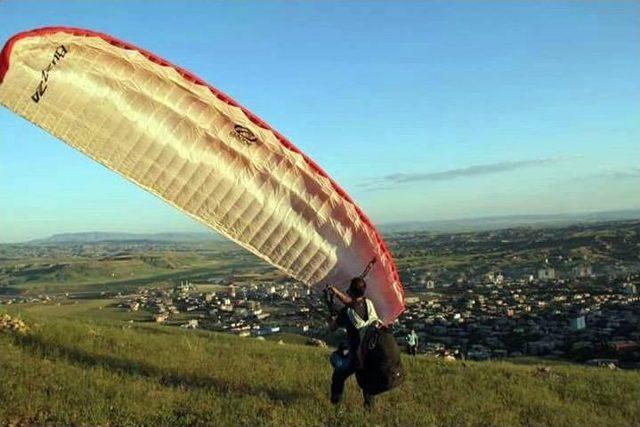 Meslektaşları Şehit Öğretmen Şenay Aybüke Anısına Yamaç Paraşütü Yaptı