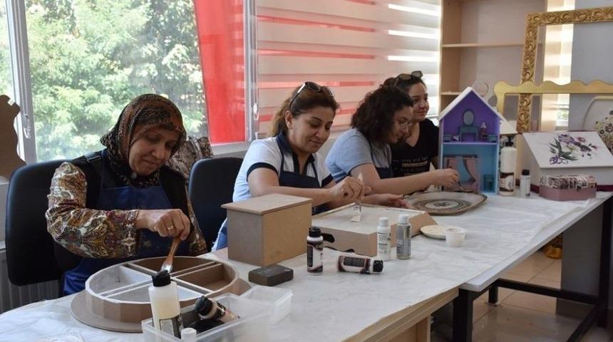 Anne Ve Kızı Aynı At&ouml;lyede Aynı Sanatı &Ouml;ğreniyor