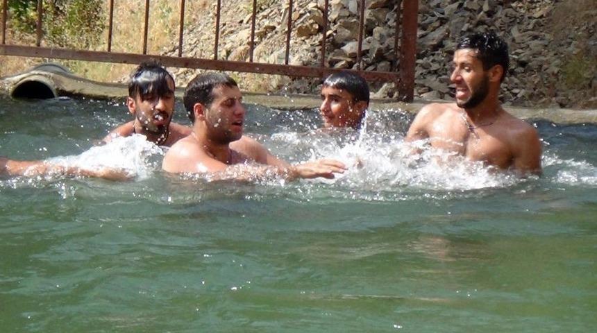 Hakkarili &Ccedil;ift&ccedil;iler Sulama Havuzunda Serinliyor