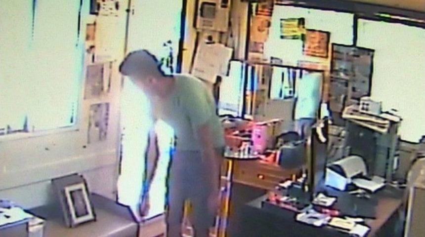 Muhtar İyilik Yaparken Telefonunu &Ccedil;aldırdı