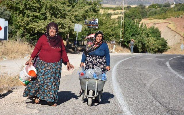 Köylüler Bidonlarla Karayolunu Trafiğe Kapattı