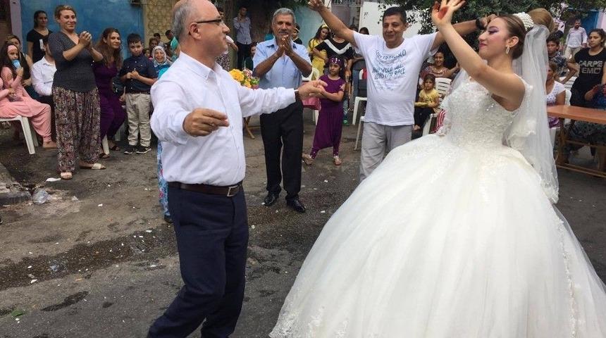 Nikahı Kıyan Başkan, Gelin Ve Damatla Karşılıklı Oynadı