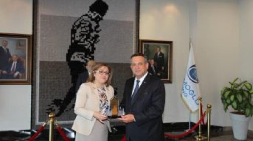 Şahin&rsquo;den Merinos Halıya Teşekk&uuml;r Plaketi