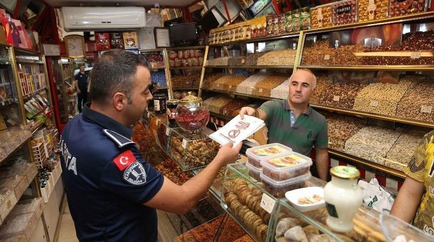 Karşıyaka&rsquo;da Vatandaşlara Kuruyemiş Atık Keseleri