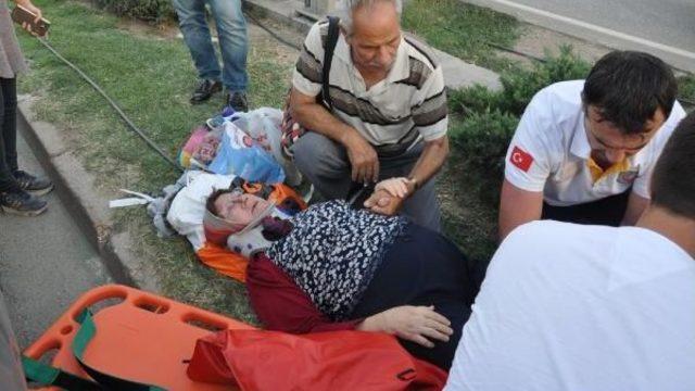 Kazada Yaralanan Eşinin Elini Bir An Bile Bırakmadı