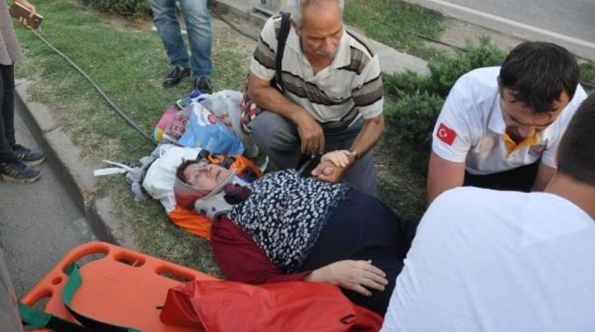 Kazada Yaralanan Eşinin Elini Bir An Bile Bırakmadı