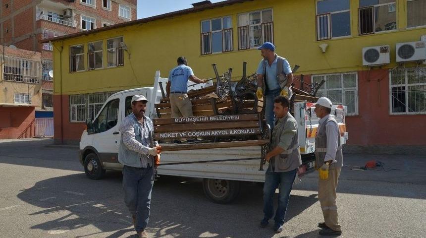 Okul Bah&ccedil;elerine Oturma Bankları Ve &Ccedil;&ouml;p Kutuları Yerleştiriliyor