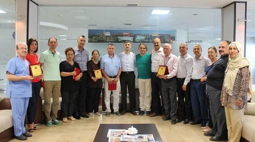 Hastanenin 25 Yıllık Personeline Plaket